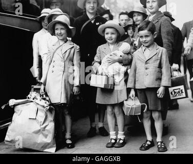 London evacuees with gas masks (in cardboard parcels) and luggage all set for evacuation from the capital to the other areas of the country, during the Second World War. Stock Photo