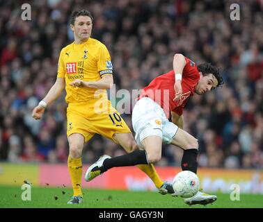 Soccer - FA Cup - Fourth Round - Manchester United v Tottenham Hotspur - Old Trafford. Tottenham Hotspur's Robbie Keane and Manchester United's Owen Hargreaves (right). Stock Photo