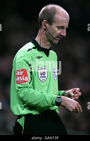 Soccer - Barclays Premier League - Arsenal v Newcastle United - Emirates Stadium. Match referee Mike Riley Stock Photo