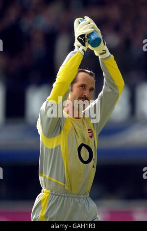 Arsenal's David Seaman acknowledges his fans support during the game against Everton Stock Photo