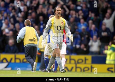 Arsenal's keeper David Seaman walks off the pitch dejected after his side lose against Everton Stock Photo
