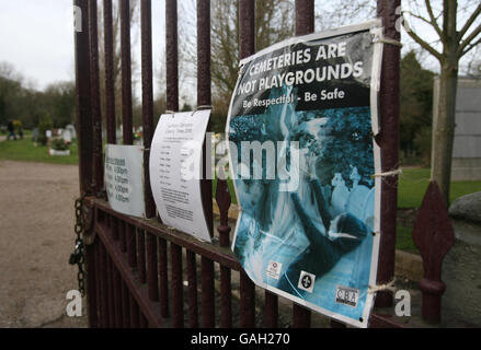 The entrance to Nunhead Cemetery on Limesford Road in Nunhead, south-east London, with a poster stating 'Cemeteries are not playgrounds - Be respectful - Be safe'. Stock Photo