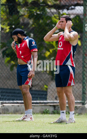 Cricket - England Nets Session - R. Premadasa Stadium. England's Kevin Pietersen and Monty Panesar (left) during a nets session at R. Premadasa Stadium, Colombo, Sri Lanka Stock Photo