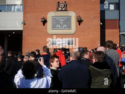 Soccer - Barclays Premier League - Manchester United v Manchester City - Old Trafford. The Munich memorial plaque outside Old Trafford as Manchester United fans make thier way in to the ground. Stock Photo