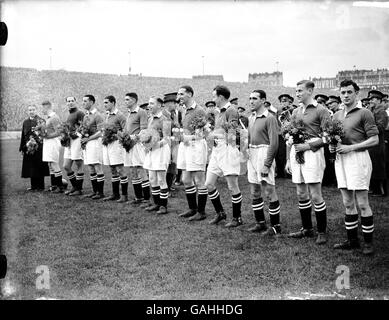 (L-R) The Chelsea players line up before the match bearing bouquets of flowers which were presented to them by the Dynamo Moscow players: Manager Billy Birrell, captain John Harris, Vic Woodley, Albert Tennant, Joe Bacuzzi, Jim Taylor, Bobby Russell, Tommy Lawton, Peter Buchanan, Len Goulden, Reg Williams, Jimmy Bain Stock Photo