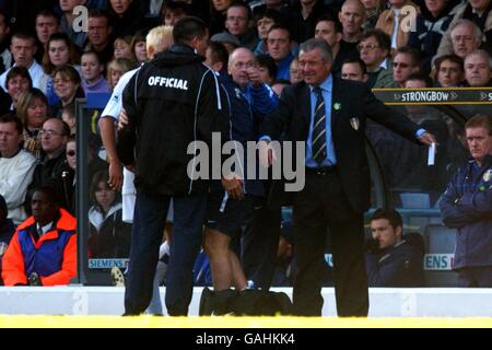 Soccer - FA Barclaycard Premiership - Leeds United v Liverpool. Leeds United Manager Terry Venables shows his frustration to fourth official Jeff Winter Stock Photo