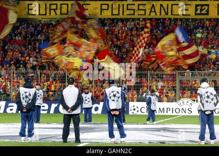 Soccer - UEFA Champions League - Group G - RC Lens v Deportivo La Coruna. Ballboys surround the giant starball logo in the centre circle Stock Photo