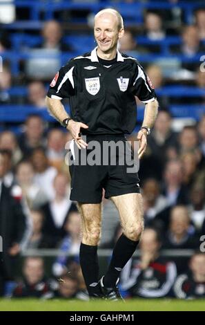 Soccer - Barclays Premier League - Chelsea v Liverpool - Stamford Bridge. Mike Riley, referee Stock Photo