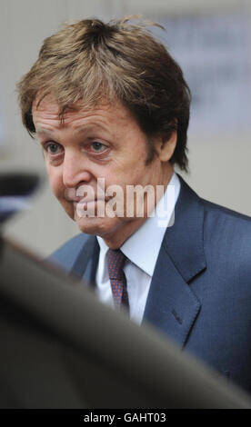 Paul McCartney leaves the High Court in London today on the third day of his divorce hearing from Heather Mills. Stock Photo