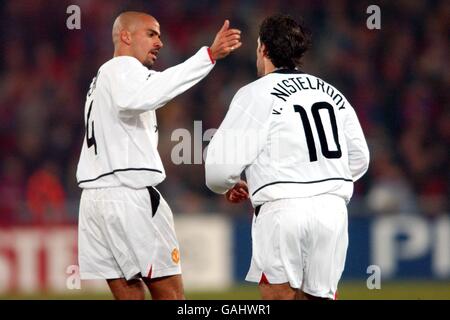 Soccer - UEFA Champions League - Group D - FC Basel v Manchester United. Manchester United's Juan Sebastian Veron (l) congratulates team mate Ruud Van Nistelrooy (r) on his goal Stock Photo