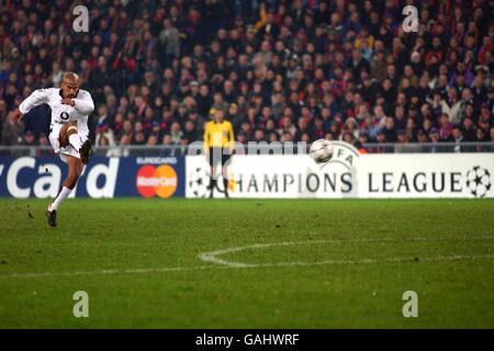 Soccer - UEFA Champions League - Group D - FC Basel v Manchester United. Manchester United's Juan Sebastian Veron takes a shot at goal Stock Photo