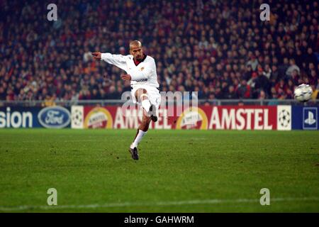 Soccer - UEFA Champions League - Group D - FC Basel v Manchester United. Manchester United's Juan Sebastian Veron takes a shot at goal Stock Photo