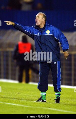 Soccer - European Championships 2004 Qualifier - Group Six - Northern Ireland v Ukraine. Northern Ireland's coach Sammy Mcllroy urges his side forward Mcilroy Stock Photo