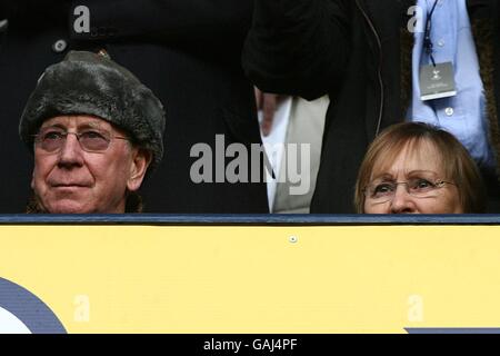 Soccer - Barclays Premier League - Tottenham Hotspur v Manchester United - White Hart Lane. Sir Bobby Charlton and his wife Lady Norma Charlton in the stands Stock Photo