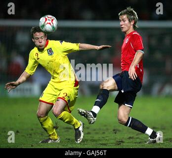 Soccer - International Friendly - Wales v Norway - Racecourse Ground. Blackburn Rovers and Norway player Morten Gamst Pedersen (r) and Wales and Tottenham Hotspur defender Chris Gunter battle for the ball Stock Photo