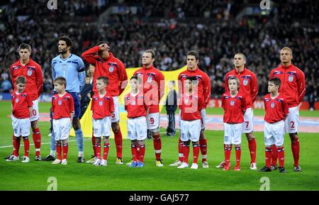 Soccer - International Friendly - England v Switzerland - Wembley Stadium. England players line up with mascots Stock Photo