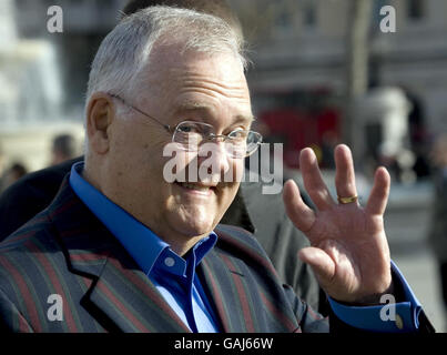 Ian Smith (Harold Bishop) arrives to join hundreds of brass band musicians from around the UK in performing the theme tune of Australian soap Neighbours to celebrate its imminent arrival on Five TV, Trafalgar Square, central London. Stock Photo