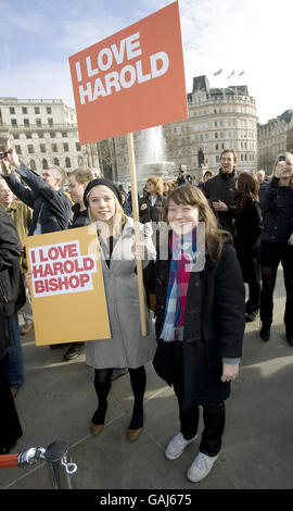 Fans look on as the theme tune of Australian soap Neighbours is performed by star Ian Smith (Harold Bishop) with hundreds of brass band musicians in Trafalgar Square to celebrate its imminent arrival on Five TV, Trafalgar Square, central London. Stock Photo