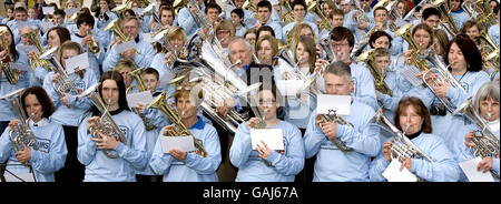 The theme tune of Australian soap Neighbours is performed by star Ian Smith (Harold Bishop), along with hundreds of brass band musicians from around the UK to celebrate its imminent arrival on Five TV, Trafalgar Square, central London. Stock Photo