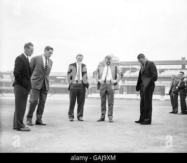 Members of the Warwickshire team to play Sussex in the Gillette Cup Final, led by captain Mike Smith (c), examine the Lord's pitch two days before the final, before travelling back to The Oval to continue their County Championship game against Surrey: (l-r) ?, John Jameson, Mike Smith, Alan Smith, Tom Cartwright Stock Photo