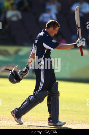 Victoria Bushrangers David Hussey celebrates his century against Speed Blitz Blues during the Ford Ranger One Day Cup Speed Blitz Blues v Victoria Bushrangers Stock Photo