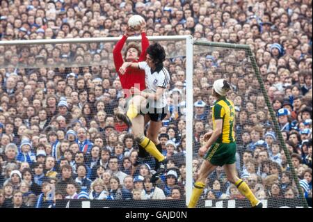 (L-R) West Bromwich Albion goalkeeper Tony Godden catches the ball under pressure from Ipswich Town's Paul Mariner, watched by teammate John Wile Stock Photo