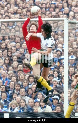 (L-R) West Bromwich Albion goalkeeper Tony Godden catches the ball under pressure from Ipswich Town's Paul Mariner Stock Photo