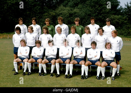 Tottenham Hotspur first team squad 1974-75: (back row, l-r) Ray Evans, Keith Osgood, Barry Daines, Martin Chivers, Pat Jennings, Mike England, Cyril Knowles; (middle row, l-r) Joe Kinnear, Terry Naylor, Alfie Conn, Phil Beal, Mike Dillon, Chris Jones, Jimmy Pearce, Ralph Coates; (front row, l-r) Neil McNab, Jimmy Neighbour, Steve Perryman, Martin Peters, Chris McGrath, John Pratt, Phil Holder Stock Photo