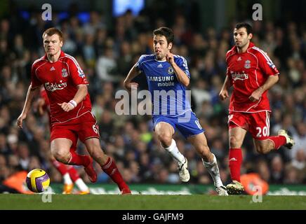 Soccer - Barclays Premier League - Chelsea v Liverpool - Stamford Bridge. Chelsea's Joe Cole (centre) in action with Liverpool's Javier Mascherano (right) and John Arne Riise. Stock Photo