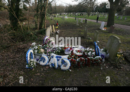 Landmarks - Nunhead Cemetery - Southwark. Recent burial at Nunhead Cemetery Stock Photo