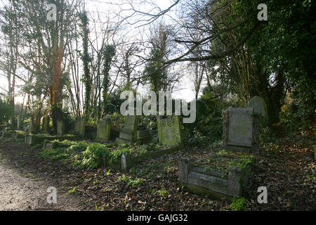 Landmarks - Nunhead Cemetery - Southwark. Old gravestones at Nunhead Cemetery Stock Photo