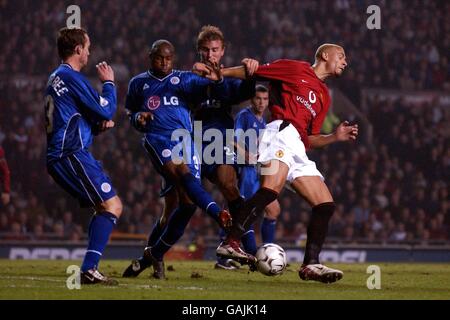 (L-R) Leicester City's Nicky Summerbee, Frank Sinclair and Matthew Heath combine to clear the ball from Manchester United's Rio Ferdinand Stock Photo