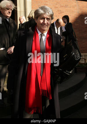 Tom Conti leaves a memorial service for the late broadcaster Ned Sherrin CBE, held at St Paul's Church in Covent Garden, central London. Stock Photo