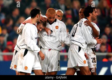 L-R Manchester United's Ryan Giggs, Ole Gunnar Solsjkaer, Wes Brown, Juan Sebastian Veron, Mikael Silvestre and Ruud Van Nistelrooy celebrate the third goal scored by Solskjaer Stock Photo