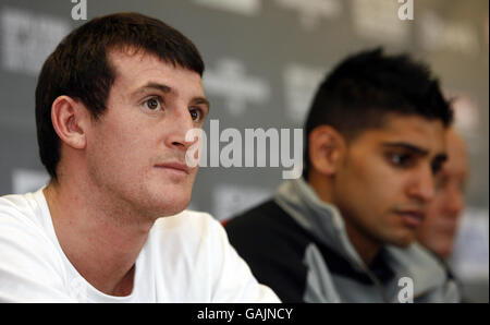 Derry Matthews and Amir Khan (right) during a press conference at Bolton Arena, Bolton. Stock Photo