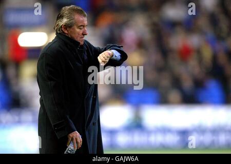 Soccer - FA Barclaycard Premiership - Bolton Wanderers v Leeds United. Leeds United Manager Terry Venables checks his watch Stock Photo