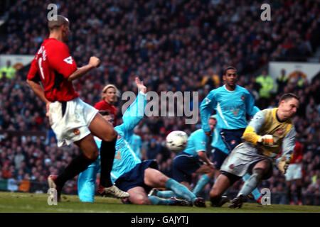 Sunderland goalkeeper Jurgen Macho makes a great save at the feet of Manchester United's Rio Ferdinand Stock Photo