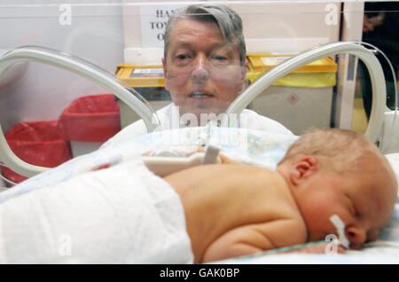 Health Secretary visits Royal Victoria Infirmary Stock Photo