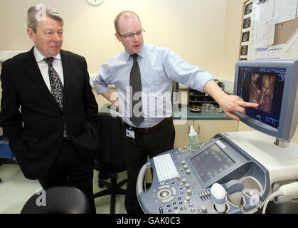 Health Secretary Alan Johnson looks at a 4 week scan in 4D at the Royal Victoria Infirmary, Newcastle. Stock Photo