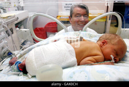 Health Secretary visits Royal Victoria Infirmary Stock Photo