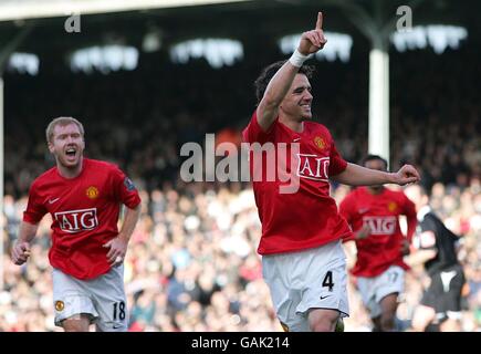 Manchester United's Owen Hargreaves celebrates after scoring the opening goal Stock Photo