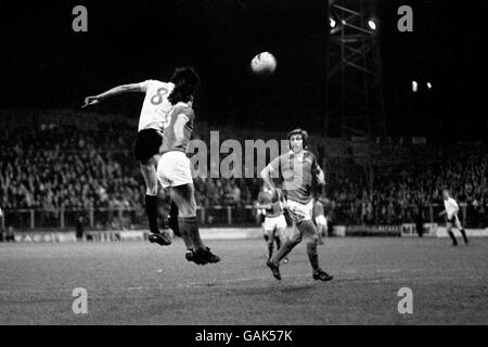Soccer - League Division Two - Charlton Athletic v Bristol City - The Valley. Charlton Athletic's David Young (no. 3) and Bristol City's Tom Ritchie (no. 8) in a heading duel during the 2-2 draw Stock Photo