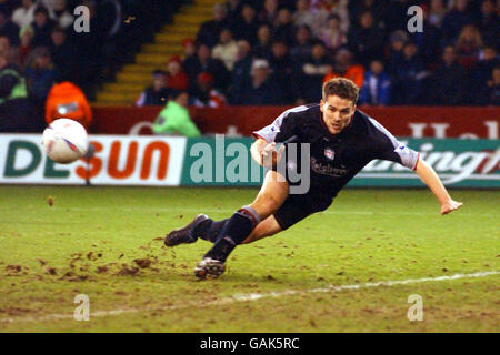 Soccer - Worthington Cup - Semi Final - First Leg - Sheffield United v Liverpool. Liverpool's Michael Owen takes a shot at goal Stock Photo