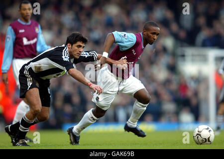 Soccer - FA Barclaycard Premiership - West Ham United v Newcastle United. Newcastle United's Clarence Acuna pulls back West Ham United's Jermain Defoe Stock Photo