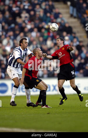 l-r West Bromwich Albion's Daniele Dichio battles for the ball with Manchester United's Mikael Silvestre and Roy Keane Stock Photo