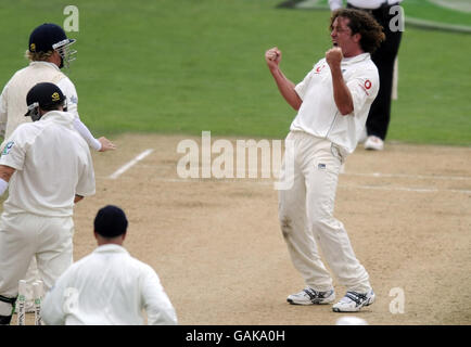 Cricket - New Zealand v England - 3rd Test - 2nd day - Napier. England's Ryan Sidebottom (right) celebrates bowling New Zealand's Brendon McCullum during the 3rd Test at McLean Park, Napier, New Zealand. Stock Photo