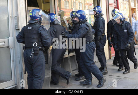 Police raids across London. Over 600 Police officers head towards Blackstock Road in North London to carry out Operation Mista. Stock Photo