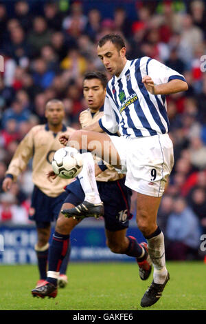 West Bromwich Albion's Danny Dichio (r) wins the ball ahead of Arsenal's Giovanni van Bronckhorst Stock Photo