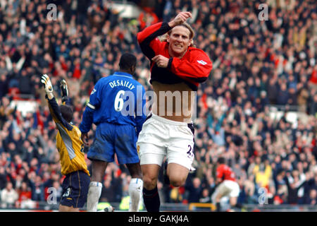 Manchester United's Diego Forlan celebrates scoring their winning goal as Chelsea's Carlo Cudicini and Marcel Desailly cannot believe it Stock Photo