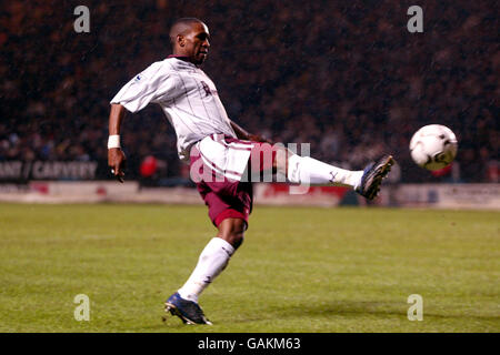 Soccer - FA Barclaycard Premiership - Charlton Athletic v West Ham United. West Ham United's Jermain Defoe stretches to control the ball Stock Photo